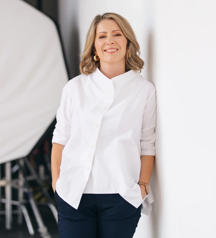 Dagmara Seliga-Krawczyńska stoi przy jasnej ścianie, uśmiechnięta i swobodna, jako psycholożka organizacji oraz executive coach wspierająca liderów i organizacje w rozwoju.